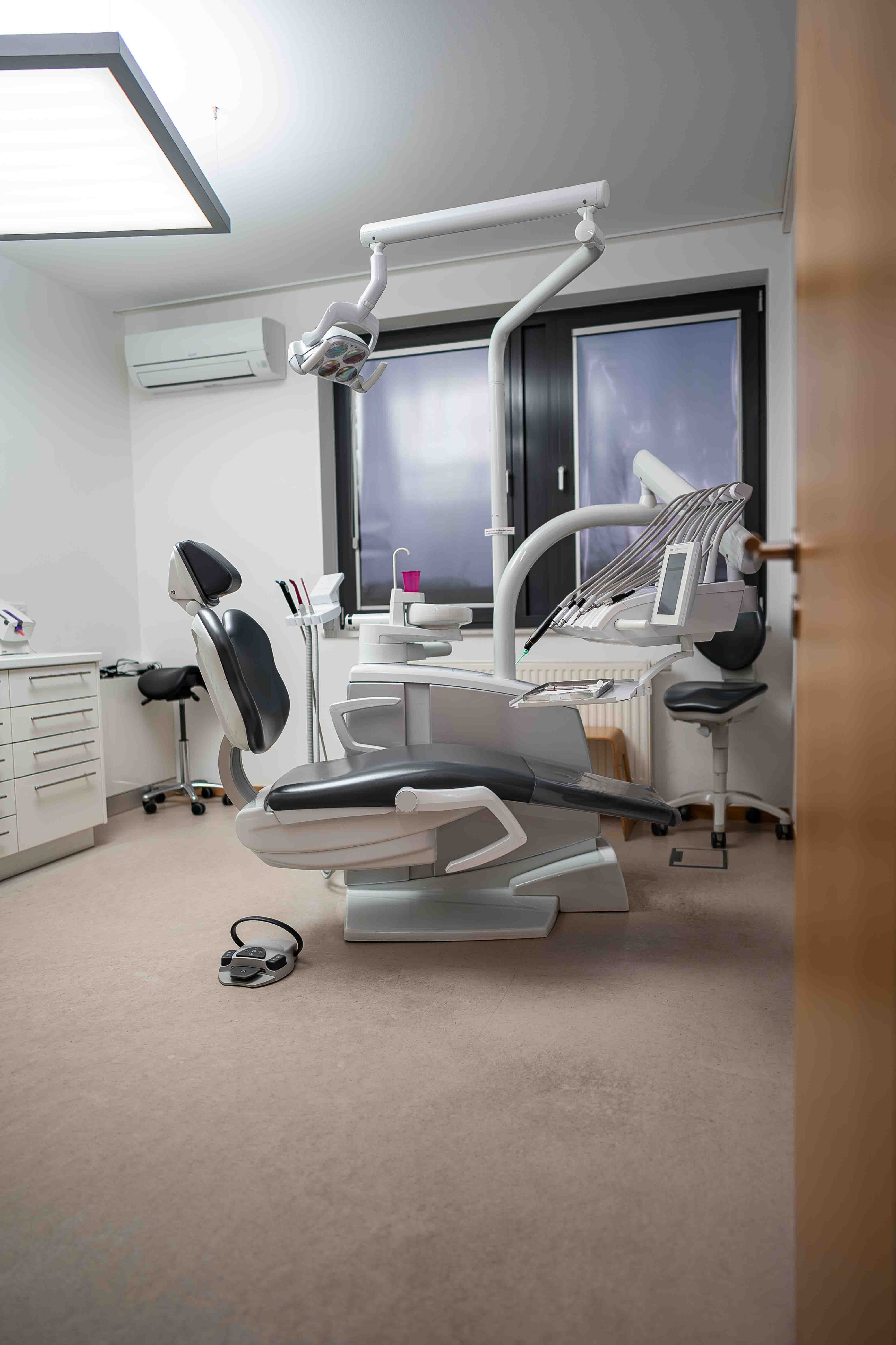 Behandlungsraum mit moderner Ausstattung bei ImProDent in Gütersloh