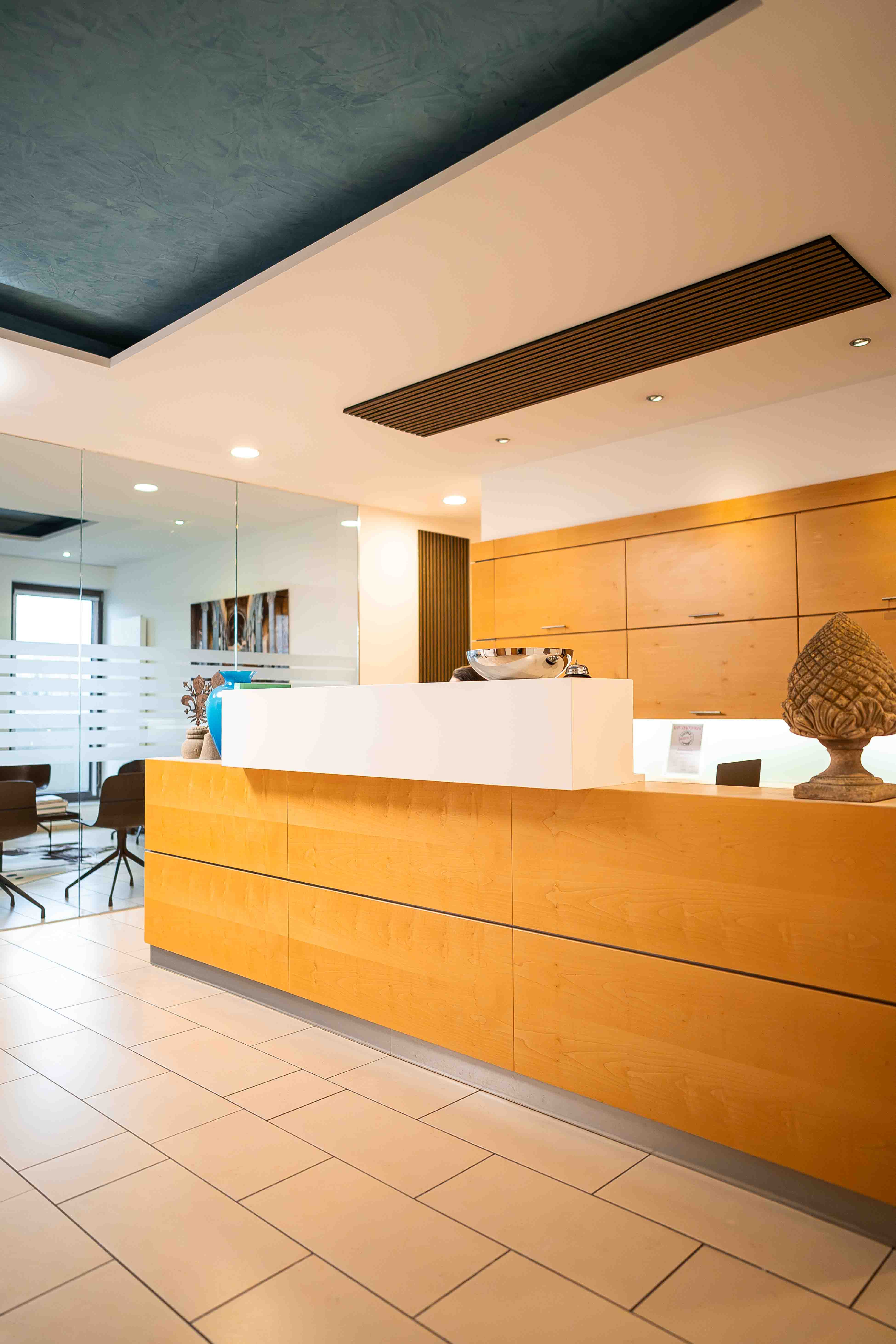 Empfangsbereich der Zahnarztpraxis ImProDent in Gütersloh